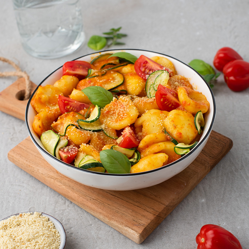 Gnocchi in einer cremigen Paprika-Sauce serviert